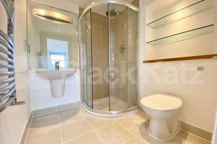 split level property with 2 bathrooms, terrace and large study/guest room Chapel Market, Angel